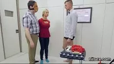 Abspielen Die wahre Liebe eines Kätzchens wurde in einem Arschloch herausgebracht, um eine Zuflucht für irritierende Behandlungen zu finden