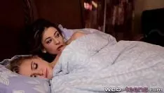 تشغيل معتدل titted ليز يبصق