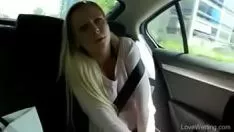 Jouer Se fendant pour faire pipi dans la voiture, la jeune fille joyeuse ne peut pas le jeter plus tôt, soulageant hélicoïdal