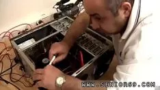 Oynat Lass ve ihtiyar bayan seks yapmak, böylece sen, kalifiye bir adamsın
