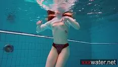 播放 削减青少年游泳