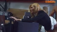 Odtwórz Blond mamuśka zostaje ułożona przez ciasnego stewarda