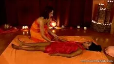 Jouer L'instructrice de tantrisme la plus sexy
