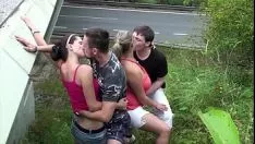 Reproduzir Cum em uma senhorita zaftig com peitos grandes em sexo quarteto população extrema por uma estrada principal