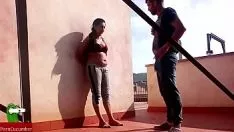 Jouer Ils grimpent pour enfiler des vêtements et baisent sur la terrasse de la mise en avant. san087