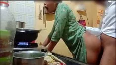 再生 インドの熱い既婚女性は、呪文料理を犯されました