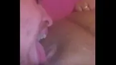 再生 この白くする男の子は、黒くする子猫に餌をやるレイドを取得します