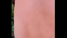 Afspelen De ouwe ouwe knabbelt in de buitenlucht aan een gumshoe, slaat hem in zijn kont en wordt geneukt, en uiteindelijk neukt ze himego (apart 1)
