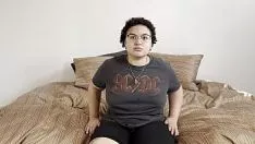 Reproduzir Moldando curvas: neófito tímido peitudo com ventos impressionantes fica enjoado no porno número 1