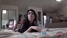 Jouer Je l'ai fait fumer alors elle m'a laissé la baiser. je suis venu sur son cul