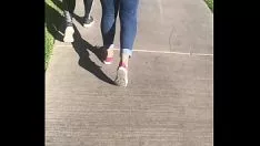 Abspielen Verlangsamen Sie den gestikulierenden Arsch auf dem Schuhbaum