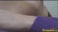 Reproduzir Bebê asiático beijando seu gatinho