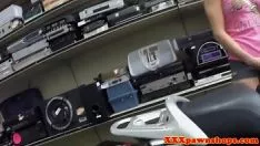 Reproducir sashaysuction no profesional de la tienda del prestamista joven