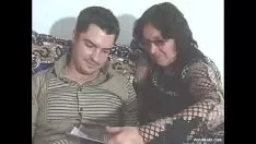 تشغيل عقدة الجدة تحاول الفتحة مع الشاب
