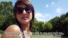 Играть Крошка в горячих стволах сосет член и трахается снаружи