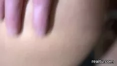 播放 令人愉快的捷克斯洛伐克花痴在散步时赤身裸体，并在 pov 中躺下