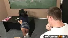 Играть Джада Стивенс исполняет кастаньеты
