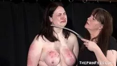 Putar Alyss extremum tribade bdsm dan whipstitching untuk menangis tentara biasa wanita gemuk menyerah missy