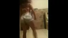Riproduci La salatura della ragazza sussulta 2
