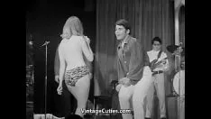 Reproducir Maravillosa rubia con grandes pecados saltation