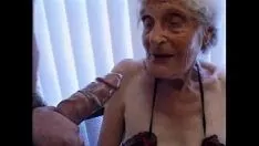 播放 奶奶结93岁他妈的猫在男孩35岁