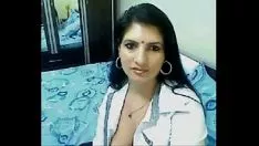 Oynat Sıcak ve boynuzlu son sınıf yenge web kamerasında yalnız sohbet ediyor