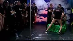 Oynat Viktoria goo kıçları ve emme sashays'ı yendi