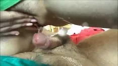 播放 她爱抚他的骚动直至高潮