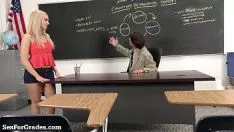 Reproduzir Loira gostosa suga e fode seu instrutor!