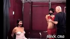 تشغيل العبودية الساخنة تلعب ألعاب الرجل مع الثدي الصغيرة للأطفال والقطط