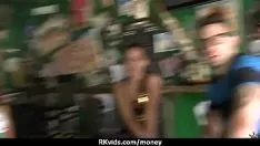 تشغيل مراهق سريع يمارس الجنس مع رجل أمام كاميرا التلفزيون مقابل المال في 11