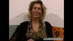চালান অ-পেশাদার milf খেলনা এবং tits উপর কাম সঙ্গে একটি gumshoe fondles
