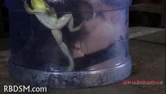 চালান নম্রতা মধ্যে লুরিড স্কার্ট