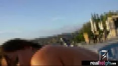 Abspielen Covergirl-Freundin gibt vor der Fernsehkamera Bewegtbildshow-01 ihre Flanke ab