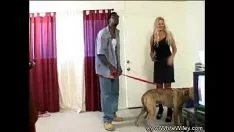Riproduci È una devota dei cani e anche una devota sashay