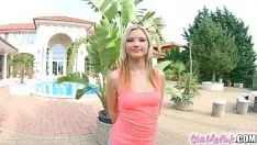 Reproducir Rubia alegre y sonriente zazie con tetas perfectas masturbatinkle en Give in me rap