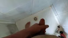 चलाएँ नीचे शॉवर में खिलौना