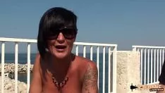 Reproduzir Mia loira milf que faz sodomia fora de casa