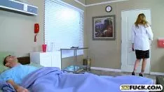 تشغيل طبيب حضن سيء مارس الجنس مع دورها المتأثر
