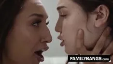 Abspielen Familybangs.com – entzückende Teenagerin bringt ihrer Stiefschwester bei, wie man ein Scort wird, Bella Rolland, Lily Lou