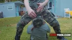 Riproduci Utilizzato gratuitamente dal loro sergente (uso gratuito militare)