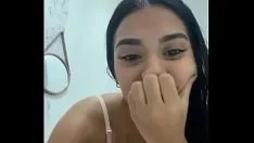 Reproduzir Latina gostosa tirando a roupa no whatsapp
