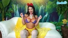 Afspelen Meisje met dikke grote tieten cosplay terwijl sneeuwwitje masturbeert tot een enorm orgasme