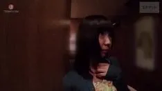 Afspelen Ze heeft een date met haar vriend, en als hij zijn ogen van haar afwendt, wordt ze opgehaald en rechtstreeks naar een hotel gebracht.