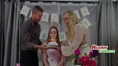 Oynat Tüyler ürpertici ailemle 18. doğum günüm - laney grey, brandi love