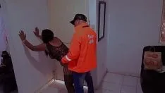 Oynat Teslimatçı çocuk tarafından sikildim. teslimatçıyı erotik iç çamaşırlarıyla karşılıyorum, şanslı yabancı beni sergiliyor ve sikiyor ve ona sikini emdiriyor, itaatkârım. gizli kamerayla kaydedildi