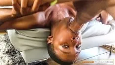Putar Nigeria kulit hitam botak meneteskan air liur pada ayam produser besar dalam audisi