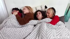 Reproduzir Asia Lee e Athena Fleurs, adolescentes amadores reais, compartilham paus grandes com Diego Perez e Elias Cash