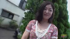再生 角質のアジア人熟女の毛深いマンコに中出しする小さなチンポのスタッド