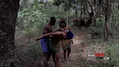 Afspelen Ebony lesbiennes ervaren een grote zwarte lul buiten
